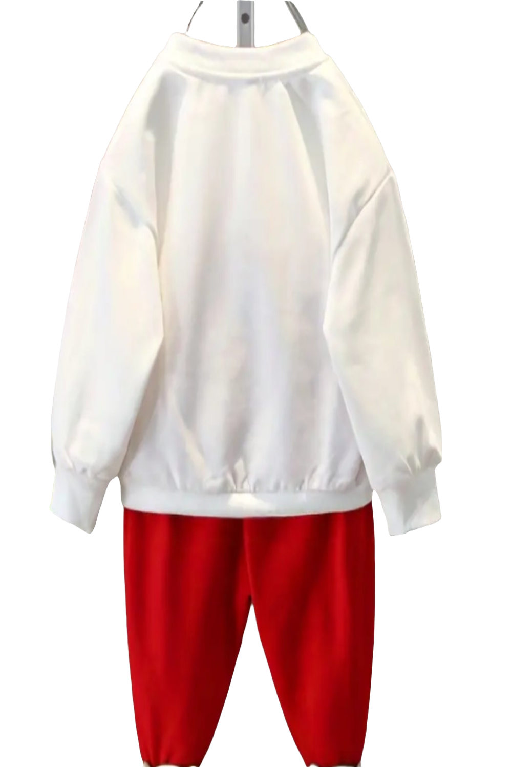 Joggingpak witte sweater met 3d beer en rode joggingbroek en muts