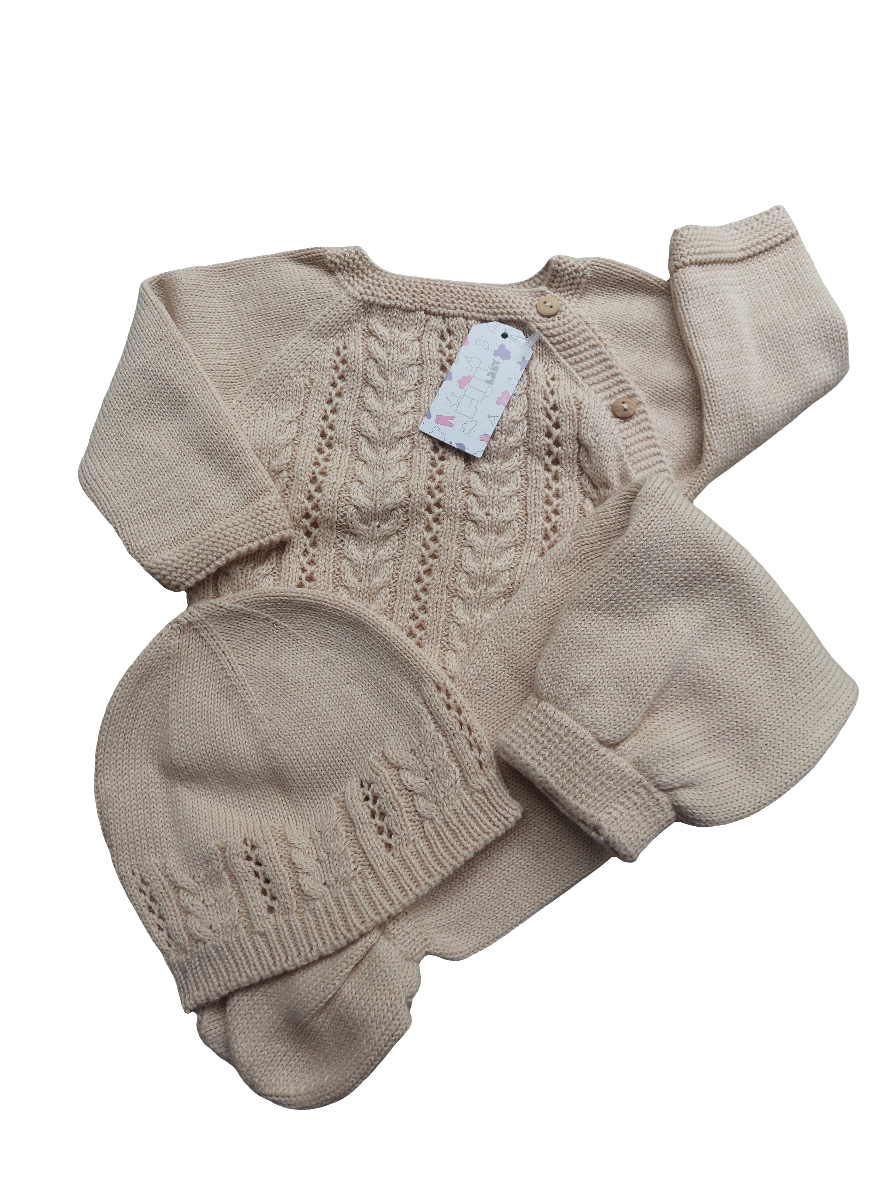Driedelige set van biologisch katoen uit Portugal. Bestaand uit Truitje met mutsje en een broek met voetjes. In diverse kleuren en maten leverbaar.