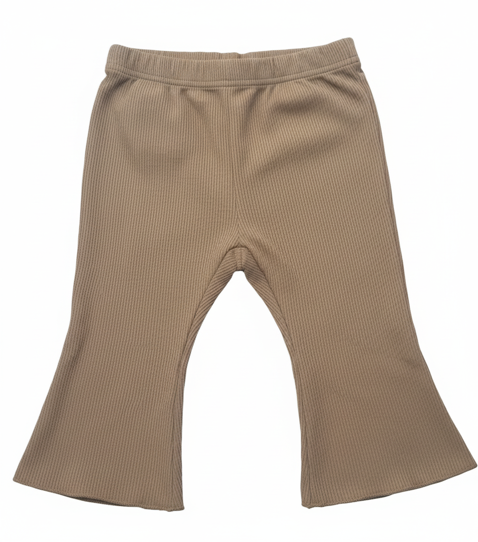 Broek met wijde pijpen en split aan de onderzijde. Met elastische band.In zwart, crème en beige verkrijgbaar