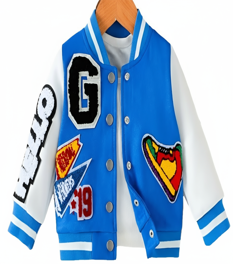 Baseballjack blauw met tekst op mouw