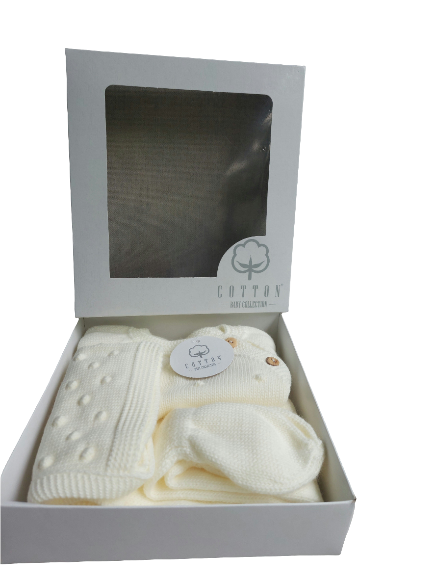 Driedelige set van biologisch katoen uit Portugal. Bestaand uit Truitje met mutsje en een broek met voetjes. In diverse kleuren en maten leverbaar.