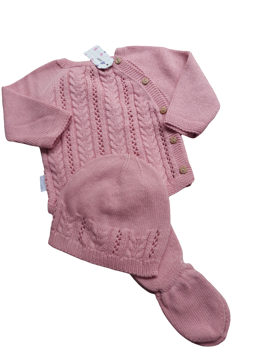 Driedelige set van biologisch katoen uit Portugal. Bestaand uit Truitje met mutsje en een broek met voetjes. In diverse kleuren en maten leverbaar.