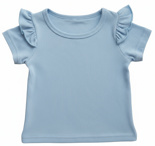 shirt lichtblauw met ruches op de schouders voor meisje( leuk te combineren met de shorts)