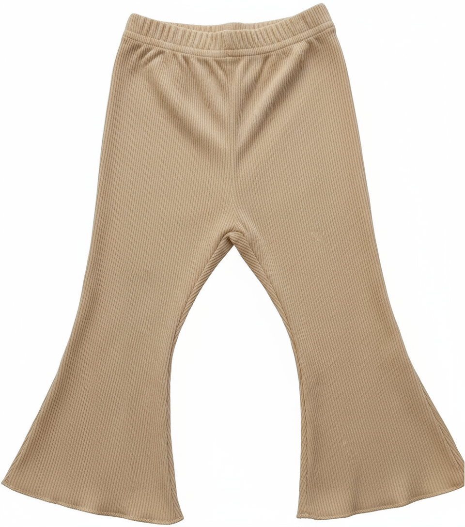 Broek met wijde pijpen en split aan de onderzijde. Met elastische band.In zwart, crème en beige verkrijgbaar