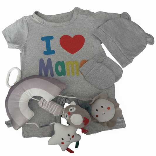 Een compleet ingepakt kraam of babyshowerpakket dat je zo kunt meenemen naar een babyshower of kraamvisite.Het pakket wordt feestelijk ingepakt met raffia in cellofaan band en strikken. Je hebt keuze in wit , blauw of roze verpakking. Dit pakker bestaat uit: Een rompertje, een mutsje en een grote mobiel met 3 hangers eraan. 