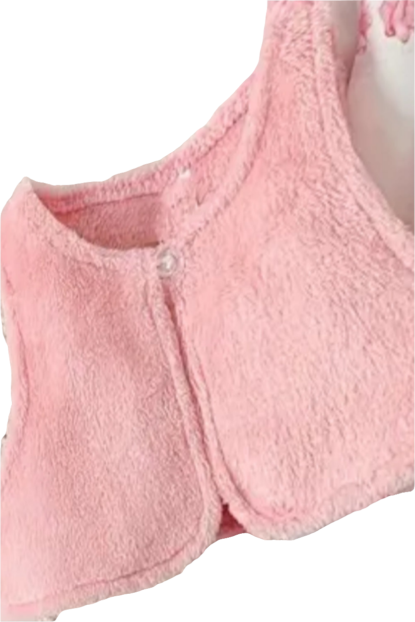 witte body met lange mouw met roze rozen en roze gilet en donkere  jeans met bijpassend riem