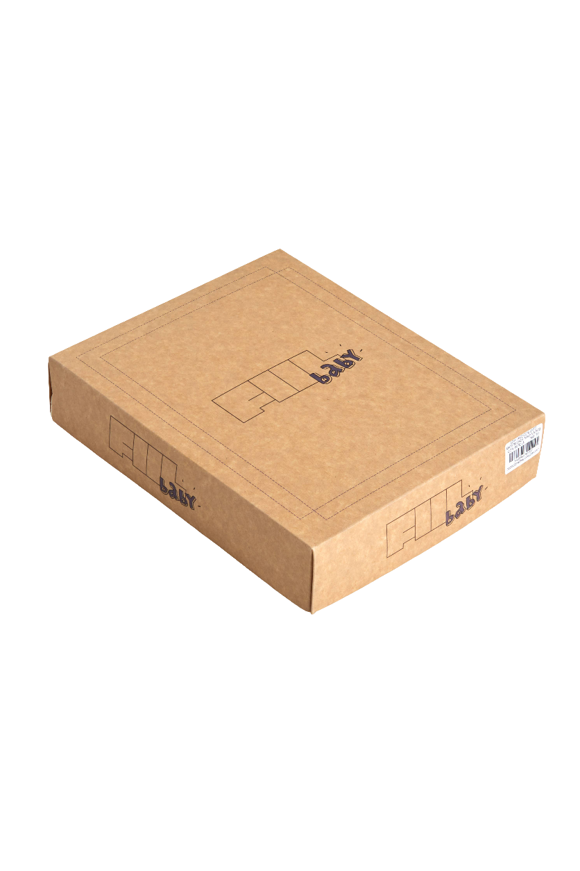 Vierdelige set van biologische katoen in wit :deken,boxpak , schoentjes en een mutsje.