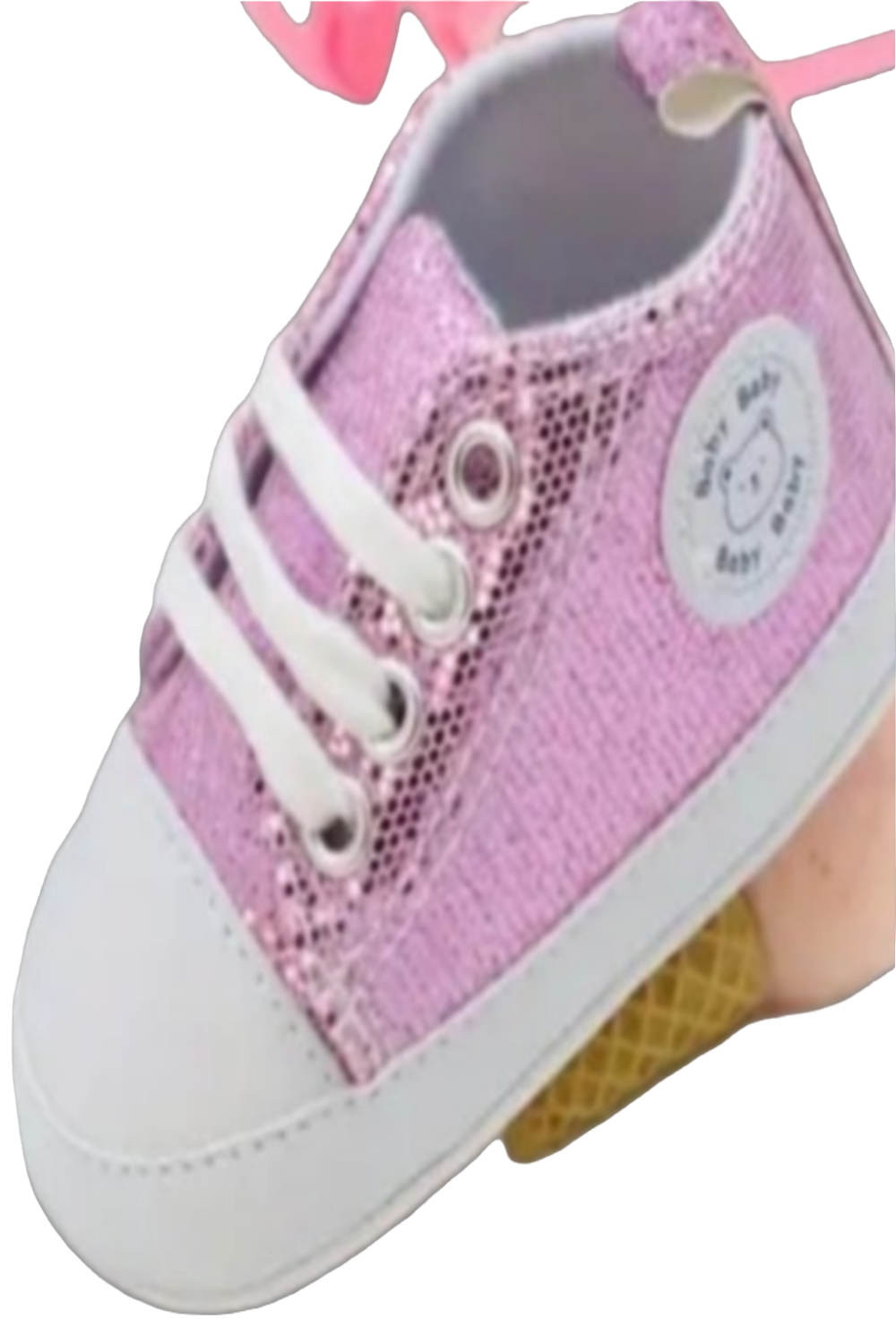 Jeans met roze geborduurde hartjes. Te combineren met de roze gympjes.