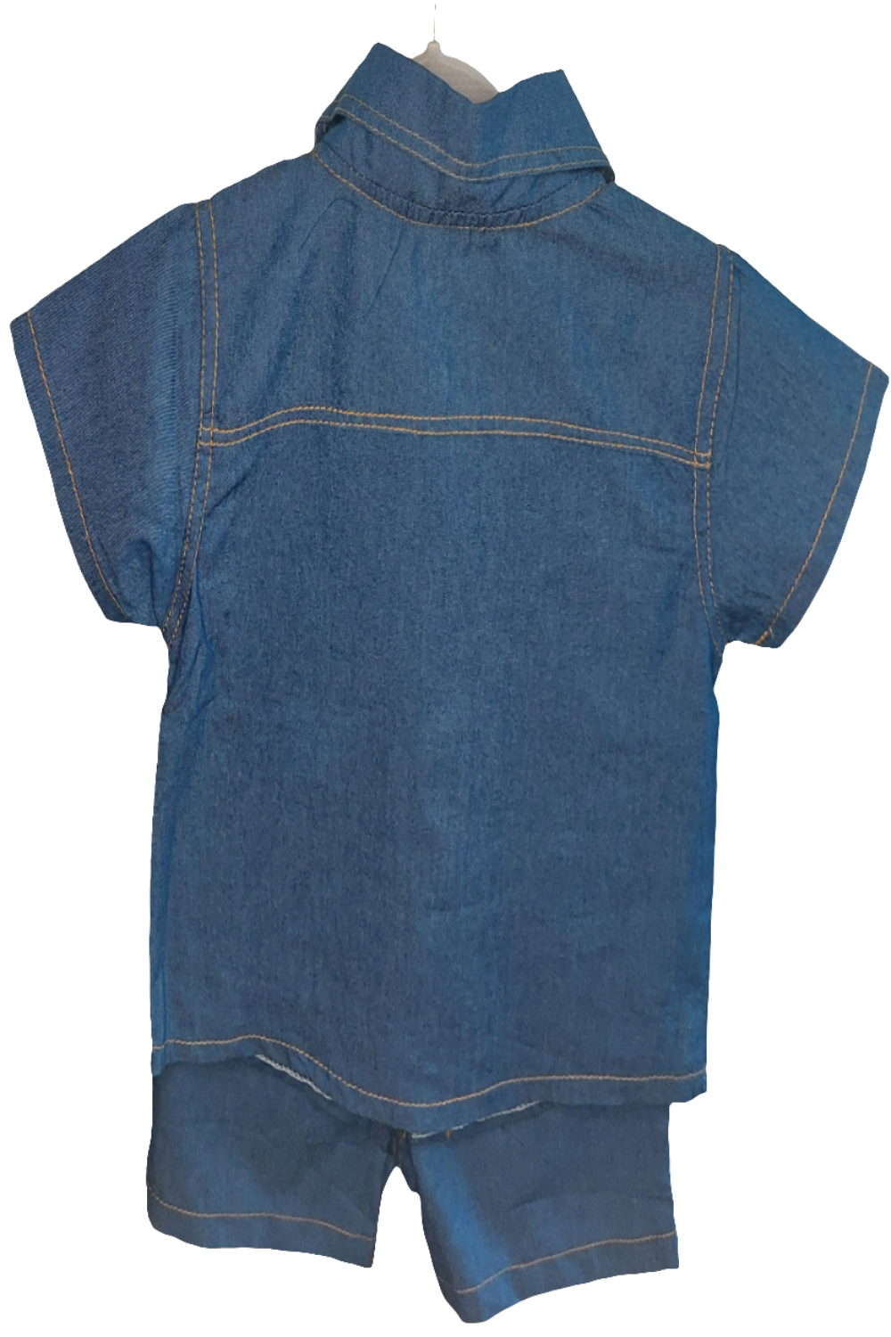 set overhemd met korte mouwen en short met zwart logo. Leuk te combineren met de denim gympjes