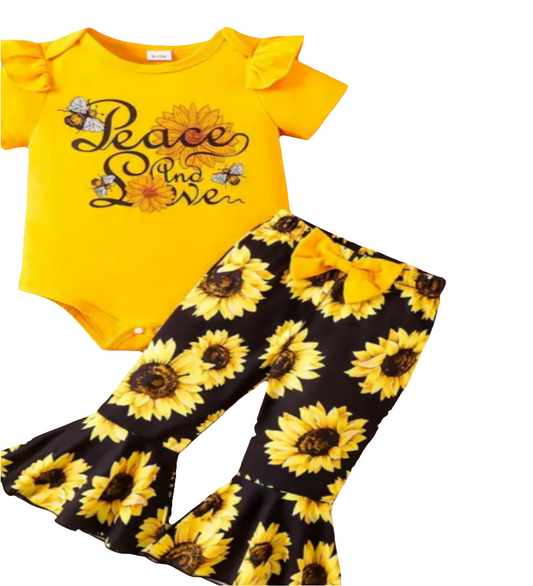 Body geel "Peace and love" en zwarte broek met zonnebloem en wijde pijpen (eventueel  te combineren met gele schoentjes/ gympjes)