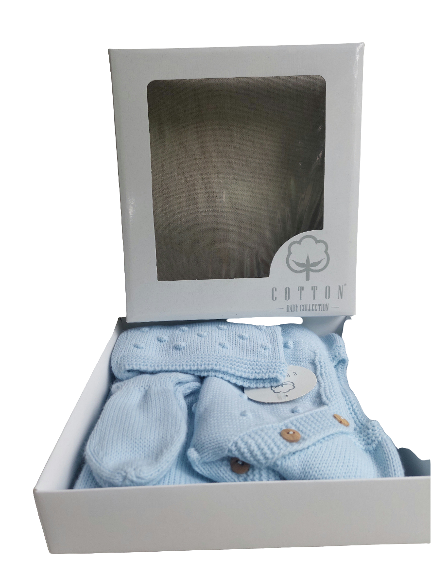 Driedelige set van biologisch katoen uit Portugal. Bestaand uit Truitje met mutsje en een broek met voetjes. In diverse kleuren en maten leverbaar.