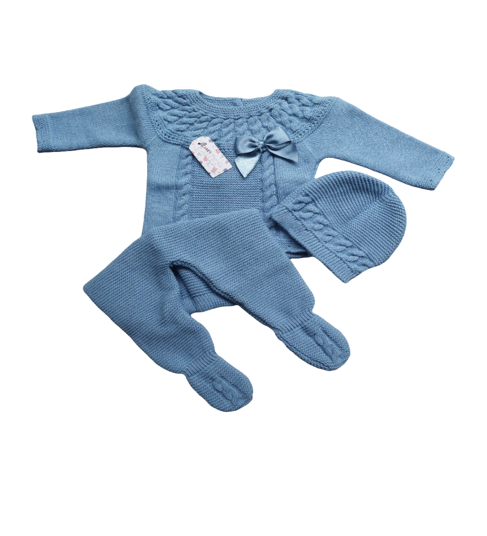 Driedelige uit Portugal: Truitje, muts en een broek met voetjes kobaltblauw. Fairtrade geproduceerd.Zit in  geschenkverpakking.