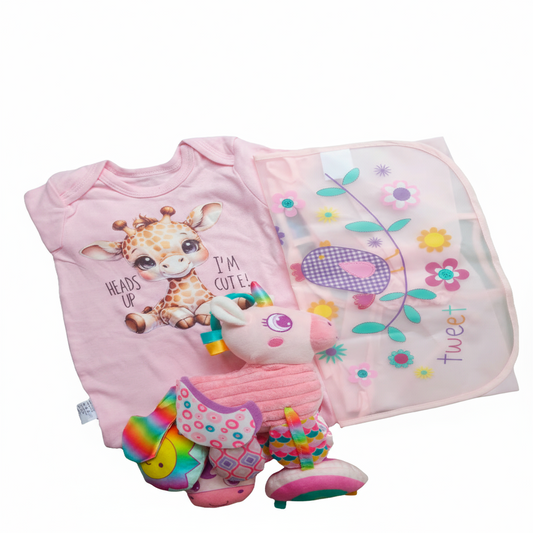 Een cadeau pakket wat je zo weg kunt geven. Verpakt in een cellofaan zakje met papier-rafia, strikje en band.
Dit pakket bestaat uit: Een boxpak,
eetschort een een unicorn om ergens op re hangen. Deze unicorn heeft allerlei ontdekkingen voor de baby die een ander geluid maken. Knisperen, piepje, licht rammelen en een belletje. 
