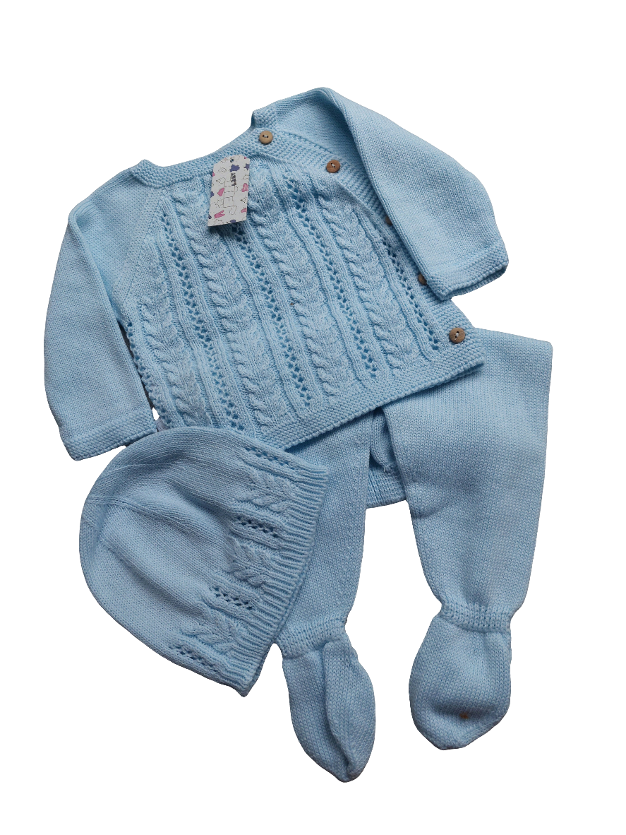 Driedelige set van biologisch katoen uit Portugal. Bestaand uit Truitje met mutsje en een broek met voetjes. In diverse kleuren en maten leverbaar.