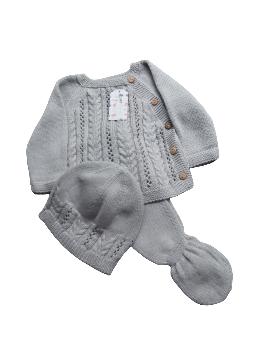 Driedelige set van biologisch katoen uit Portugal. Bestaand uit Truitje met mutsje en een broek met voetjes. In diverse kleuren en maten leverbaar.