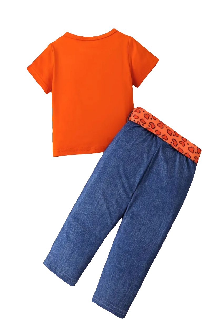Set: T-shirt oranje met print en denimlook broek. Te combineren met de oranje  instappers