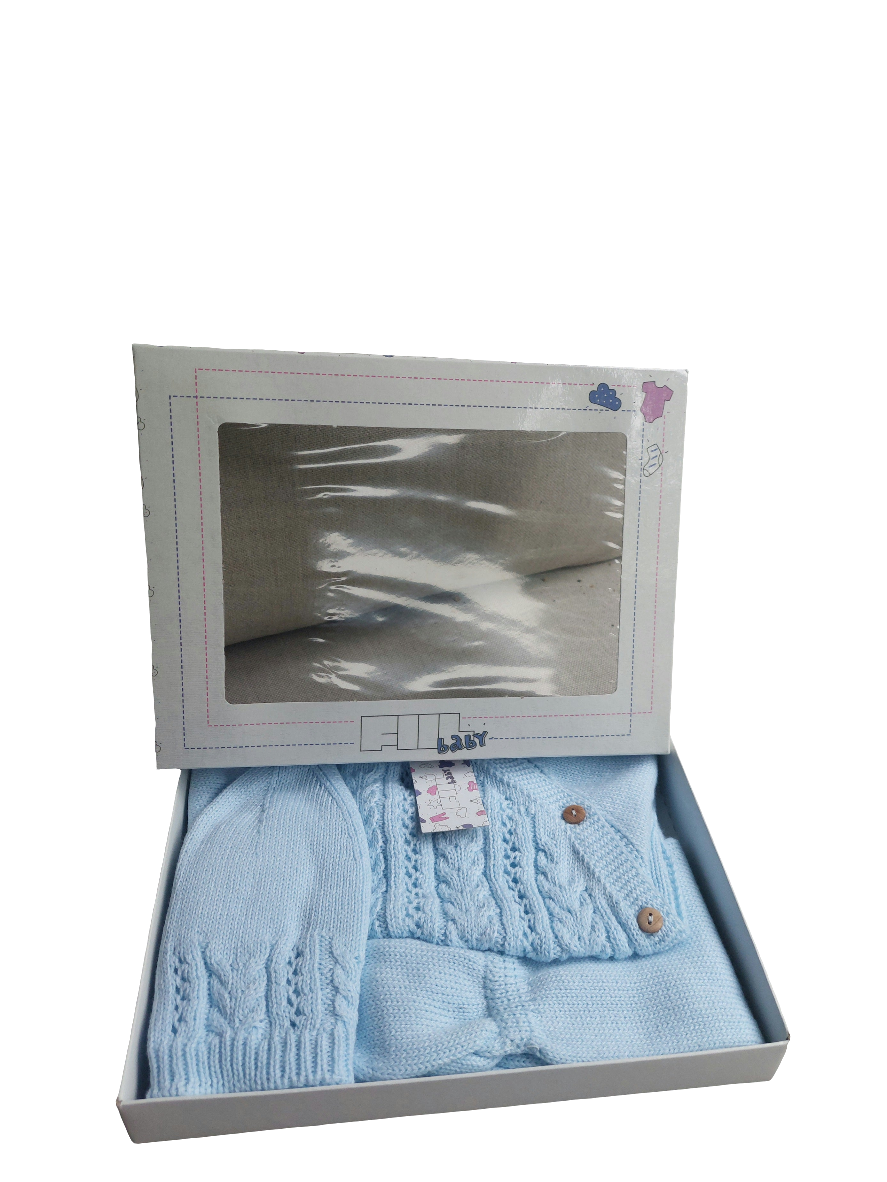 Driedelige set van biologisch katoen uit Portugal. Bestaand uit Truitje met mutsje en een broek met voetjes. In diverse kleuren en maten leverbaar.