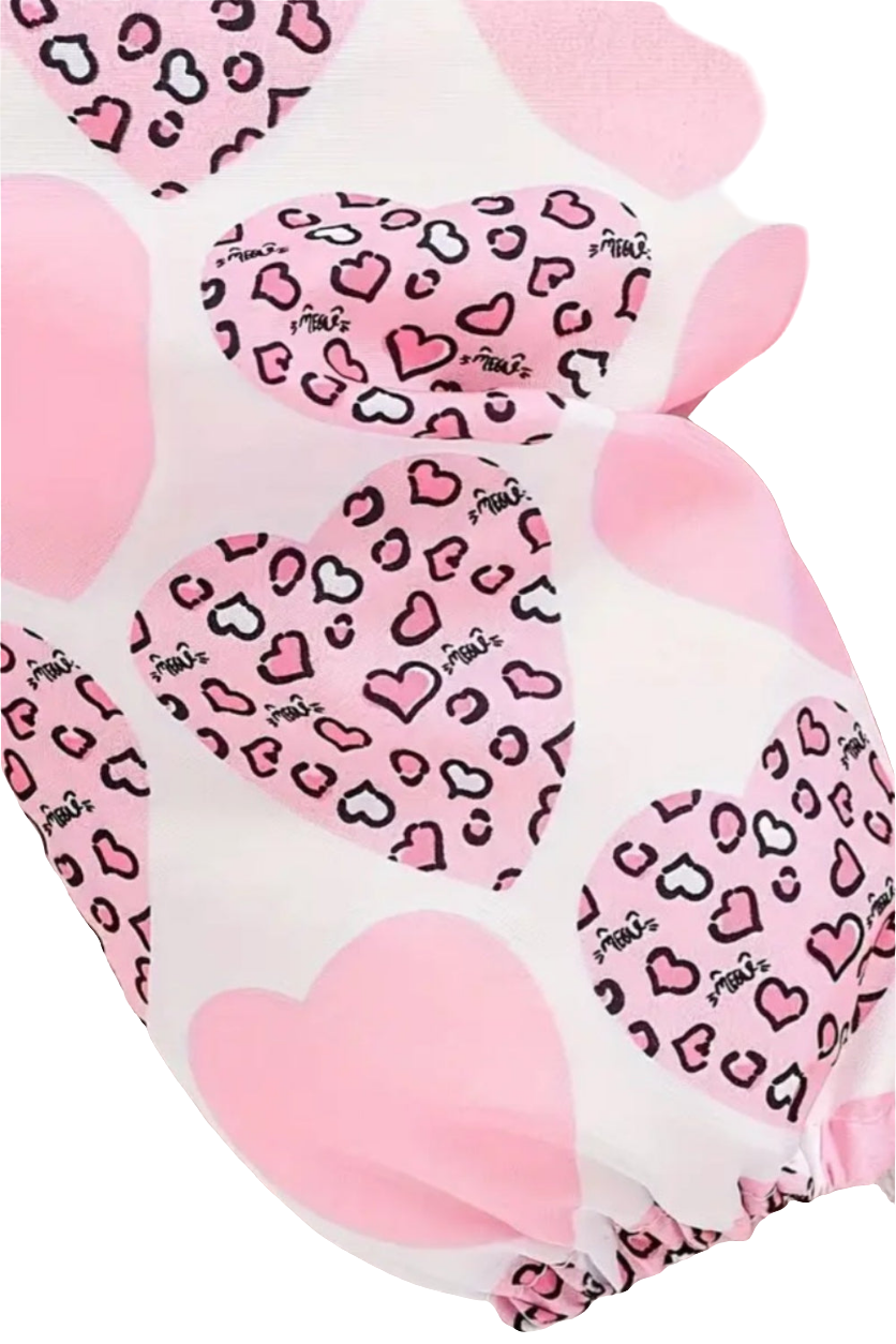 Roze body en pantalon met hartjes  " THE PRINCESS HAS ARRIVED "  te combineren met de hoge gympen)