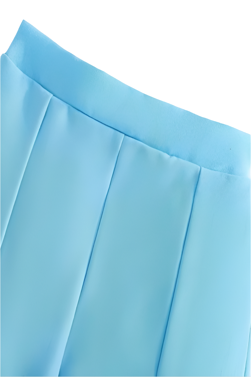 Top lichtblauw met rode bloemen en lichtblauwe broek met split aan onderzijde pijp  (te combineren met de rode schoentjes))