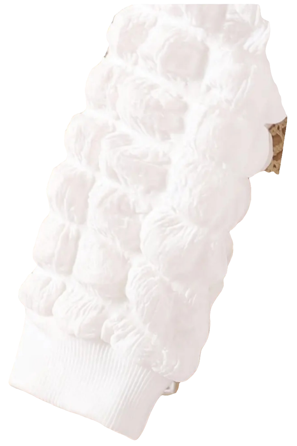 witte trui met blauwe sterren met mooi bewerkte mouwen  en jeans met strikjes en wijde pijpen