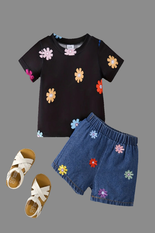 jeansshort met zwart t-shirt met bloemen. Leuk te combineren met de zwarte gymp met bloemetje.