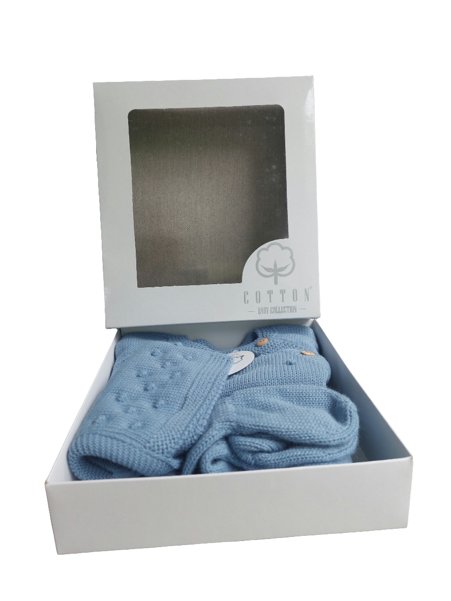 Driedelige set van biologisch katoen uit Portugal. Bestaand uit Truitje met mutsje en een broek met voetjes. In diverse kleuren en maten leverbaar.