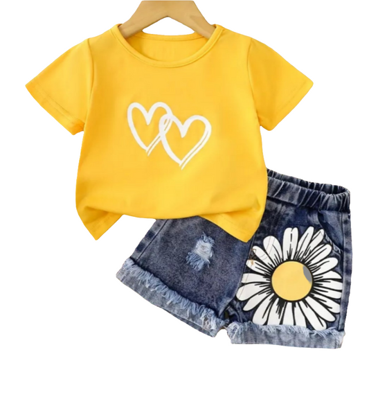 Set: Shirt geel met hartjes en jeansshort met bloem. 