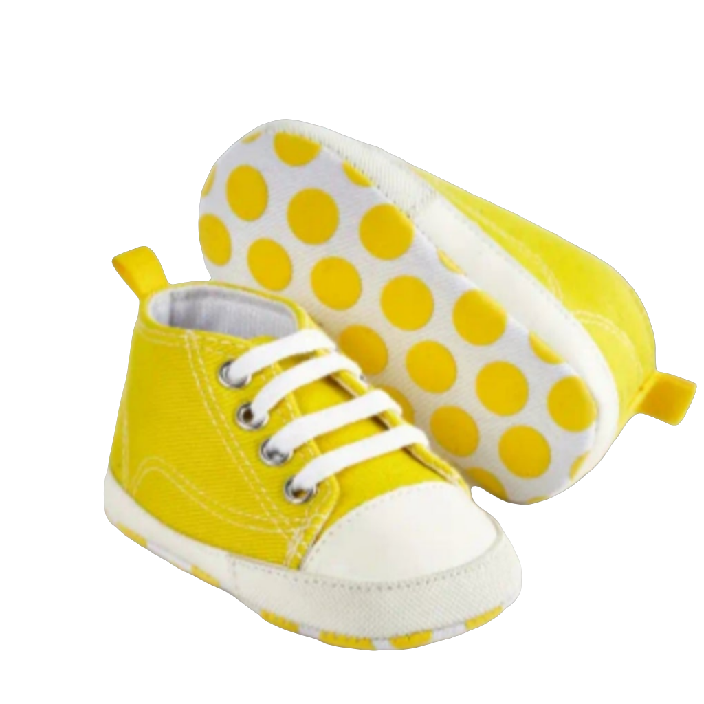 Set: Shirt geel met hartjes en jeansshort met bloem. Leuk te combineren met de gele gympjes.