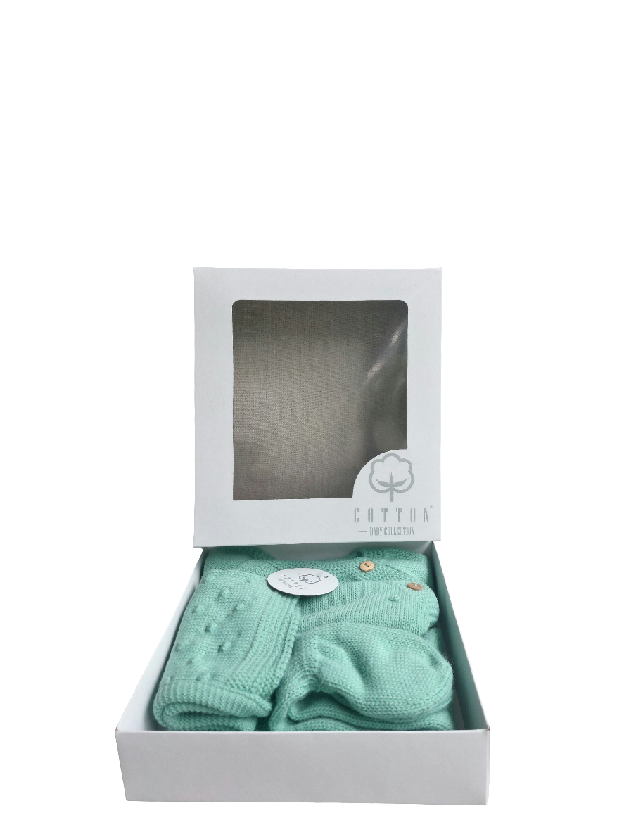 Driedelige set van biologisch katoen uit Portugal. Bestaand uit Truitje met mutsje en een broek met voetjes. In diverse kleuren en maten leverbaar.