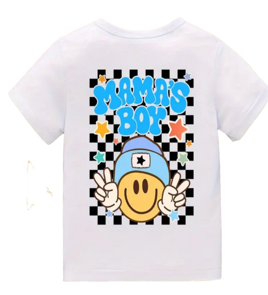 shirt MAMA'S BOY wit met aan voorzijde een klein logo en aan achterzijde een grote print 