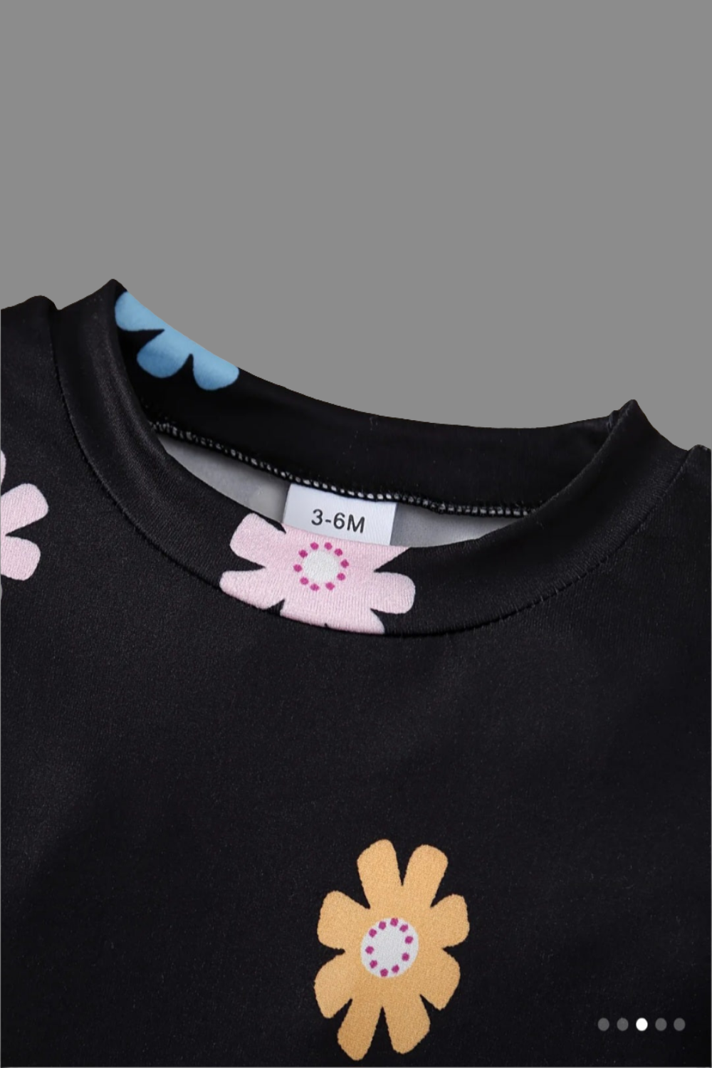 jeansshort met zwart t-shirt met bloemen. Leuk te combineren met de zwarte gymp met bloemetje.