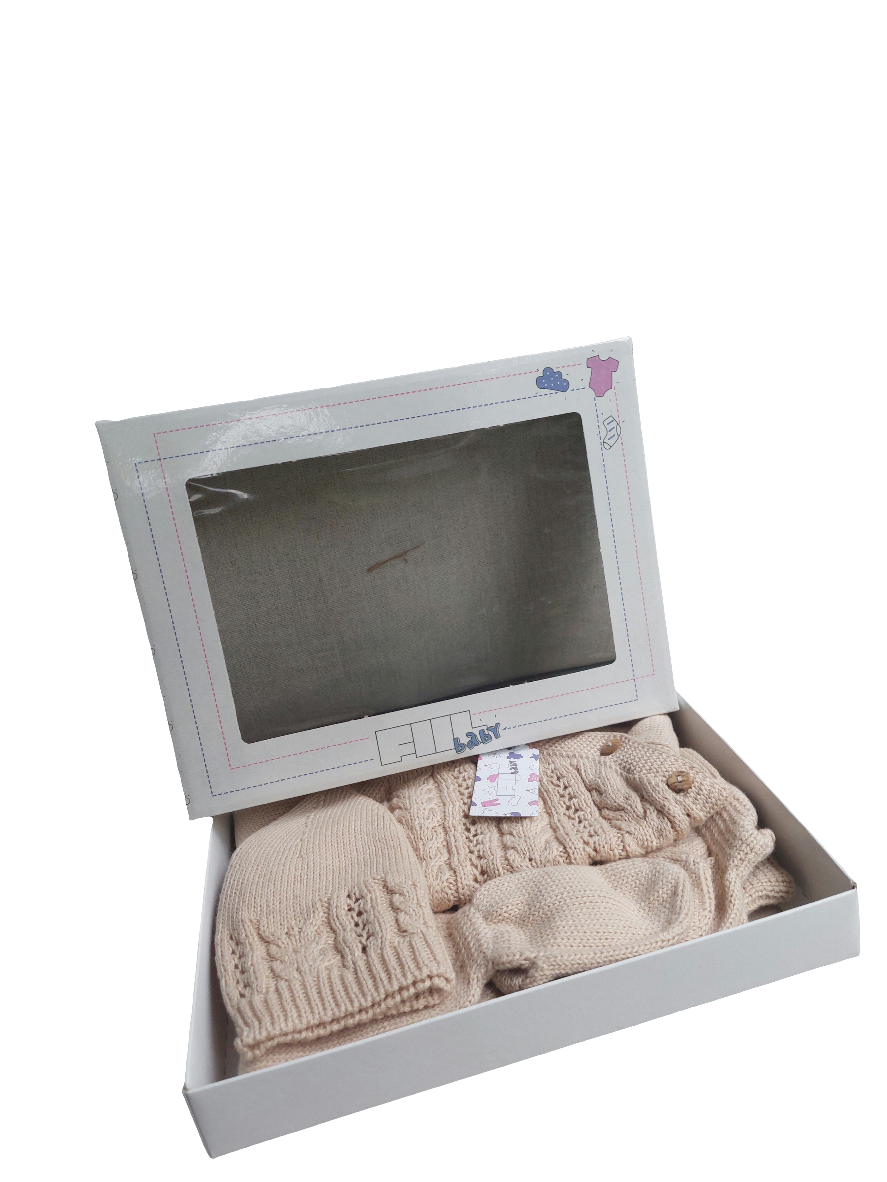 Driedelige set van biologisch katoen uit Portugal. Bestaand uit Truitje met mutsje en een broek met voetjes. In diverse kleuren en maten leverbaar.