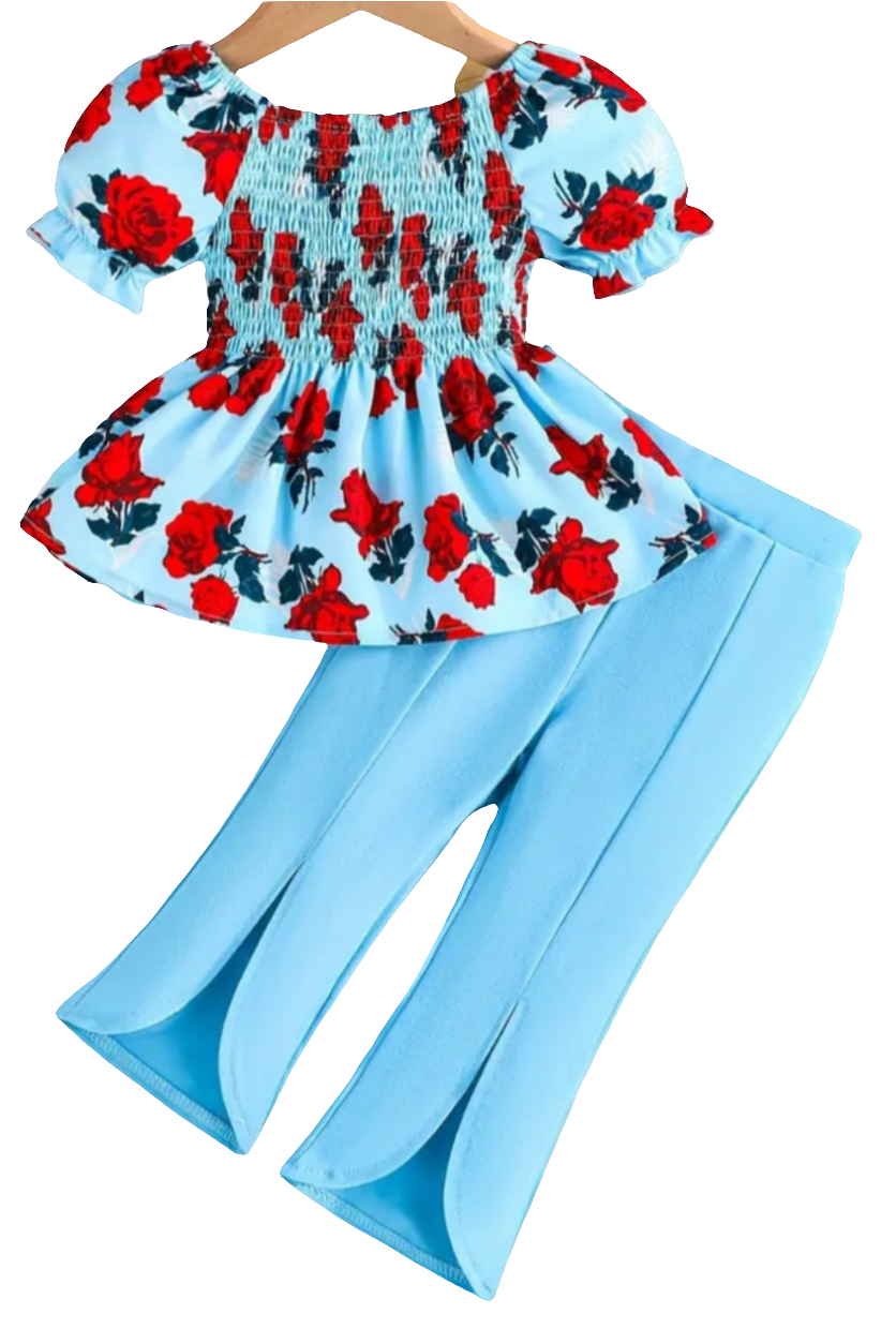 Top lichtblauw met rode bloemen en lichtblauwe broek met split aan onderzijde pijp  (te combineren met de rode schoentjes))