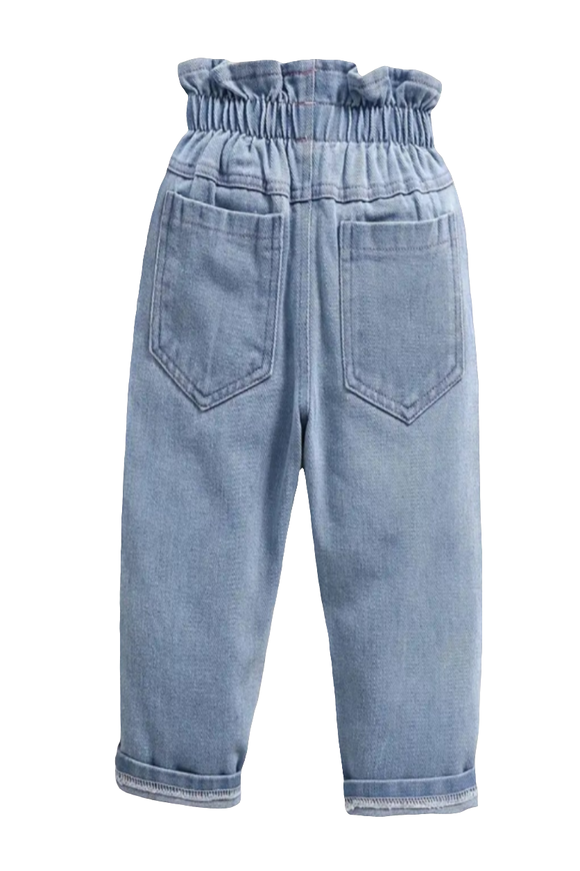 Denim jeans met gekleurde hartjes en roze knoopjes (leuk te combineren met bijpassend jack).En de roze gympjes.