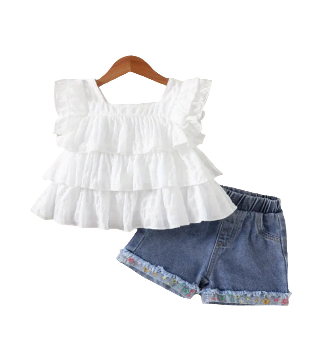 Wit laagjes topje en  denim short met geborduurde sterren