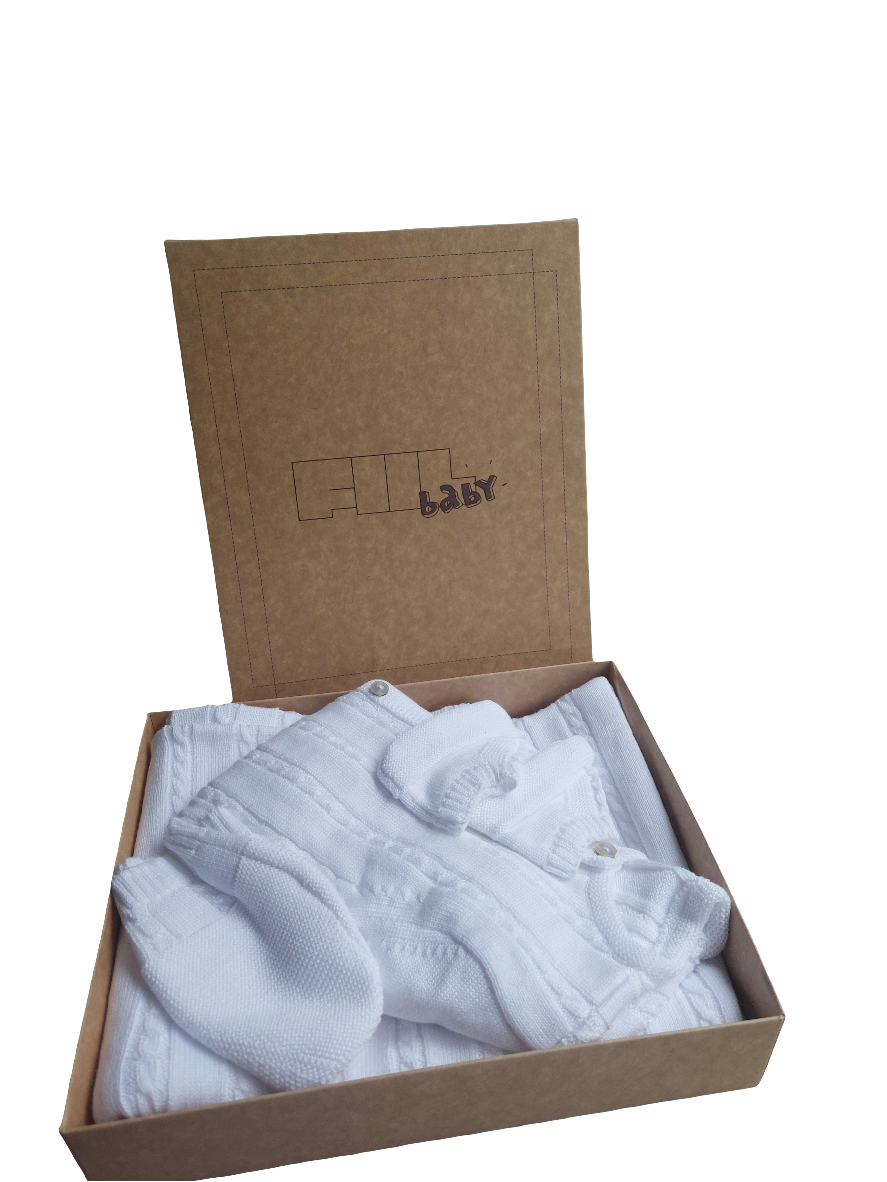 Vierdelige set van biologische katoen in wit :deken,boxpak , schoentjes en een mutsje.
