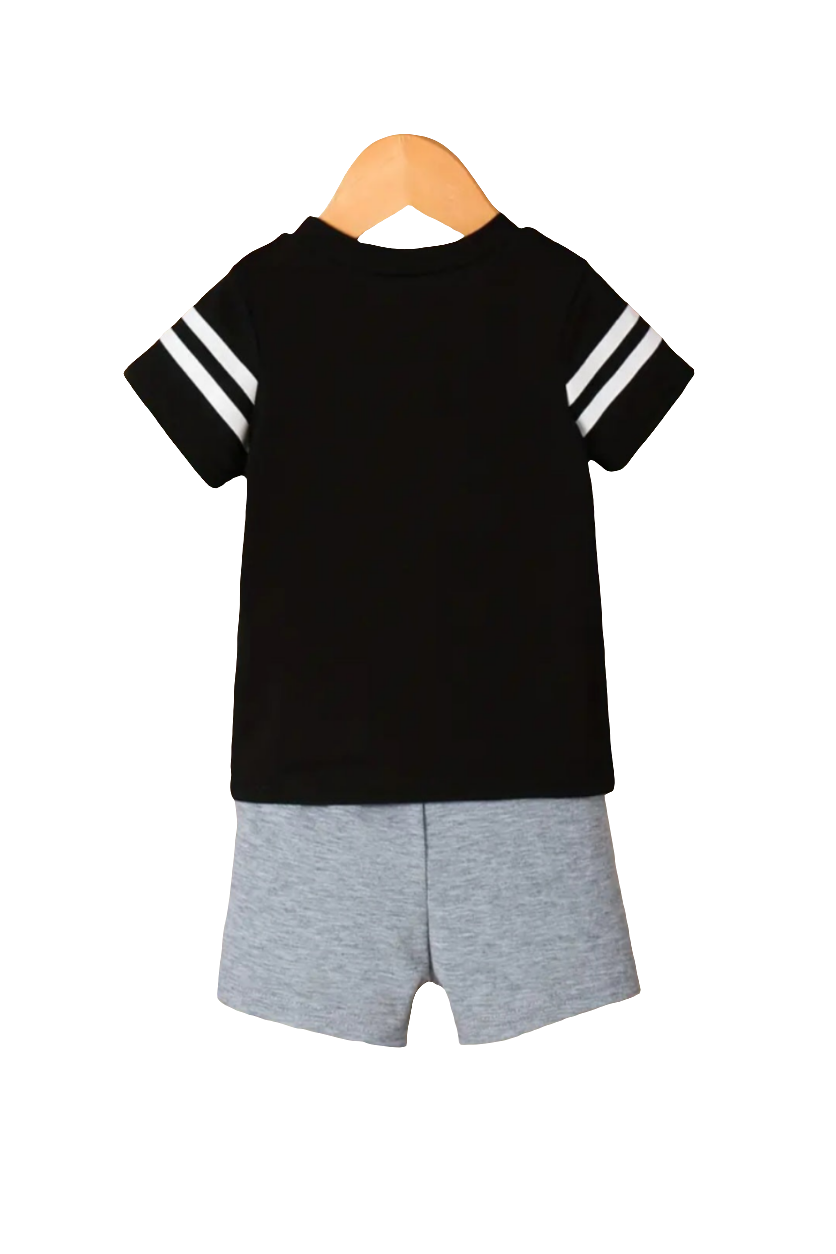 American Football Shirt en short "Fashion 76"zwart.  Te combineren met de zwarte gympjes.