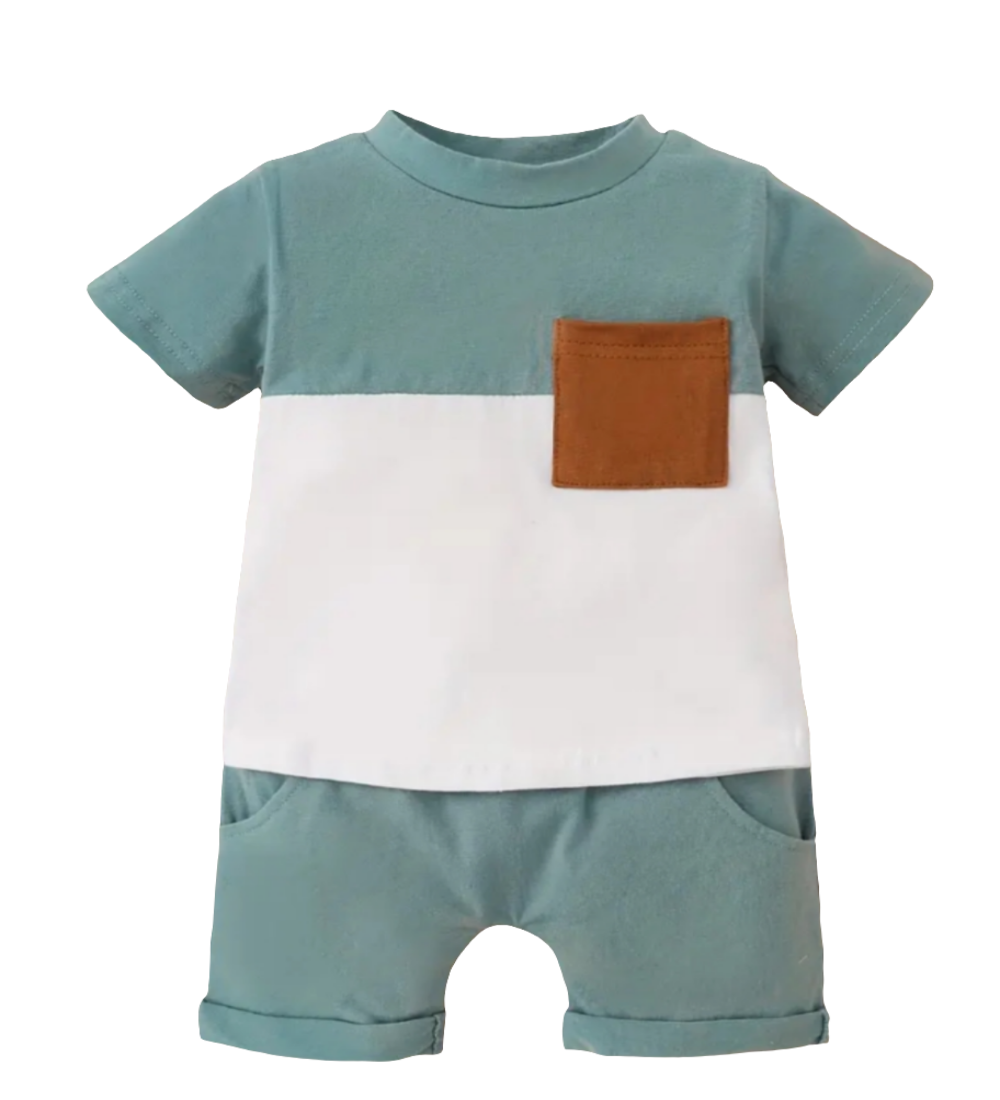 Set:shirt groen met wit met bruin zakje en short groen 