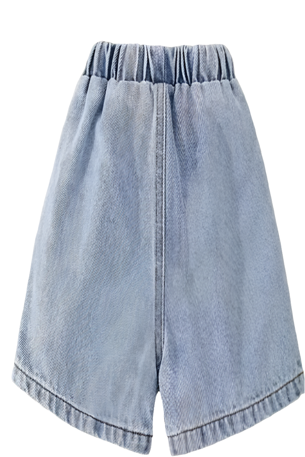 Denim short met bloemetjes. Leuk te combineren met de witte gympjes.