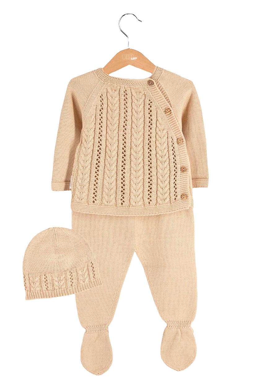 Driedelige set van biologisch katoen uit Portugal. Bestaand uit Truitje met mutsje en een broek met voetjes. In diverse kleuren en maten leverbaar.