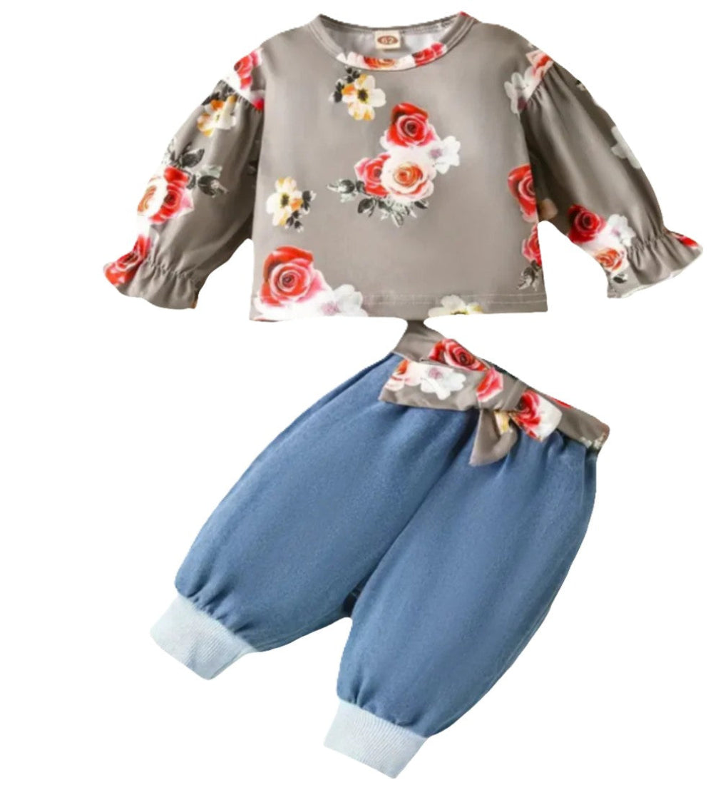 blouse grijsbruin met rozen en spijkerbroek met pijpen met boord