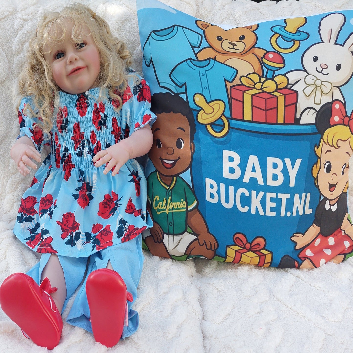 Top lichtblauw met rode bloemen en lichtblauwe broek met split aan onderzijde pijp  (te combineren met de rode schoentjes))