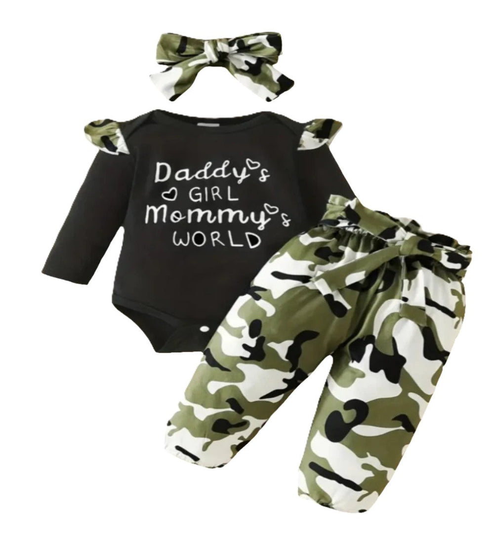 zwarte body met tekst Daddys girl en legerstijl