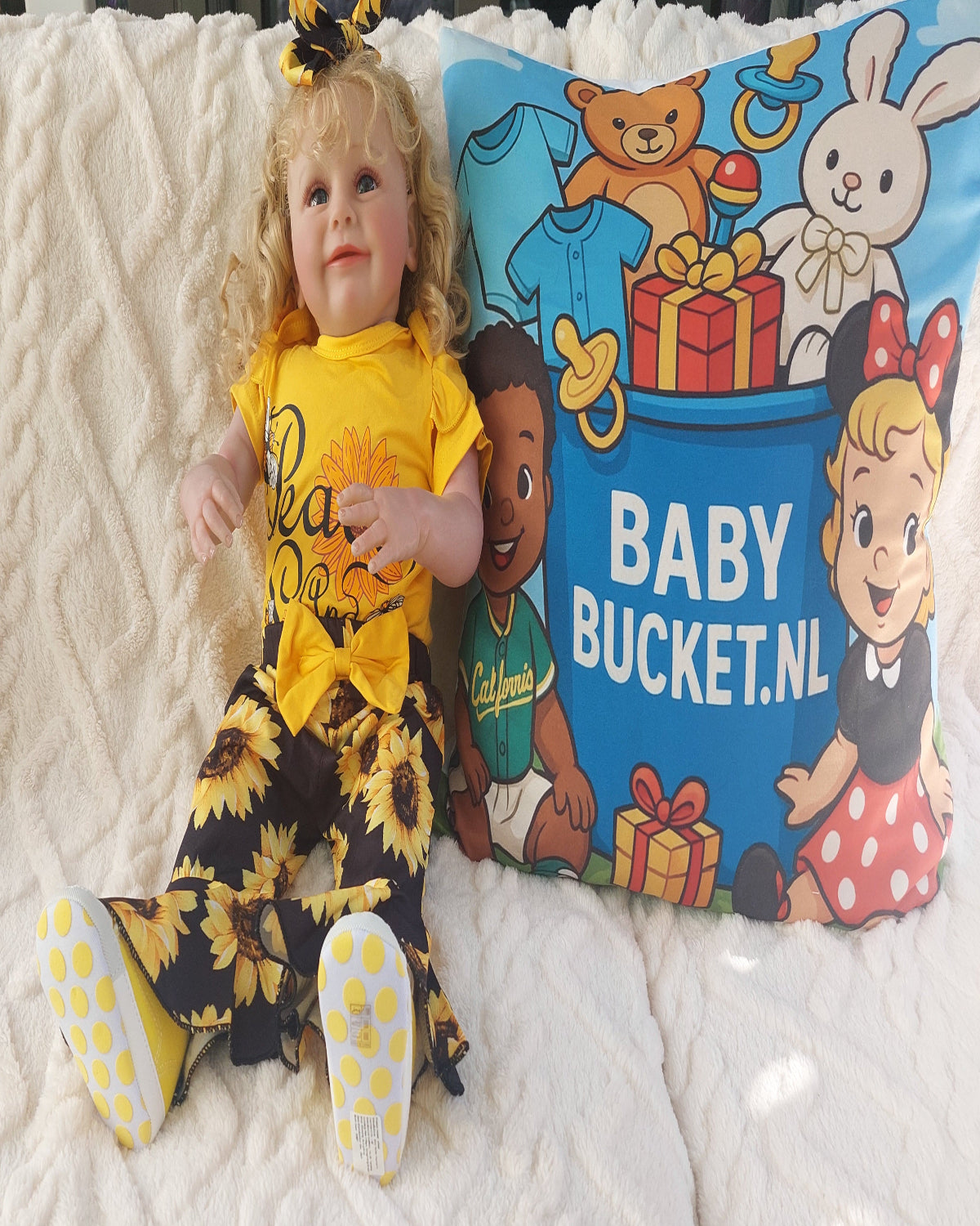 Body geel "Peace and love" en zwarte broek met zonnebloem en wijde pijpen (eventueel  te combineren met gele schoentjes/ gympjes)