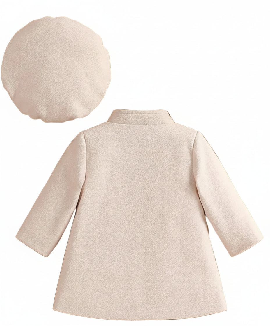 jasje met strik bij de hals met bijpassend baret. In rood, beige of fuchsia leverbaar