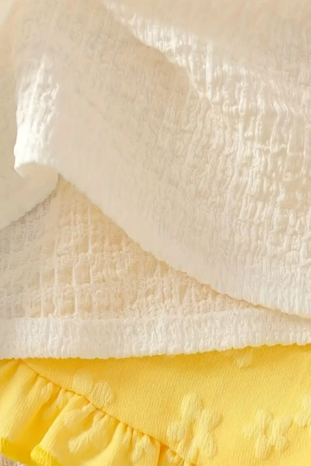 Set. Singlet wit met bloem en gele short ( leuk te combineren met witte gymp)