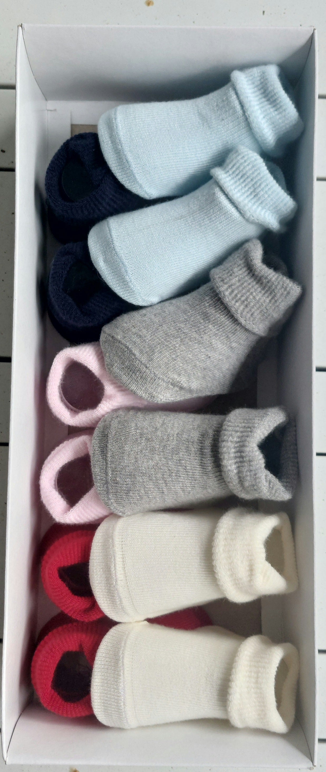 Luxe geschenkdoos met 6 paar assorti sokken van biologisch katoen voor  pasgeborene met OEKOTEX label