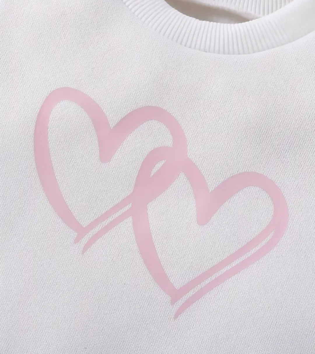 Sweater wit met roze harten en  denim broek met geborduurde rand en wijde pijpen