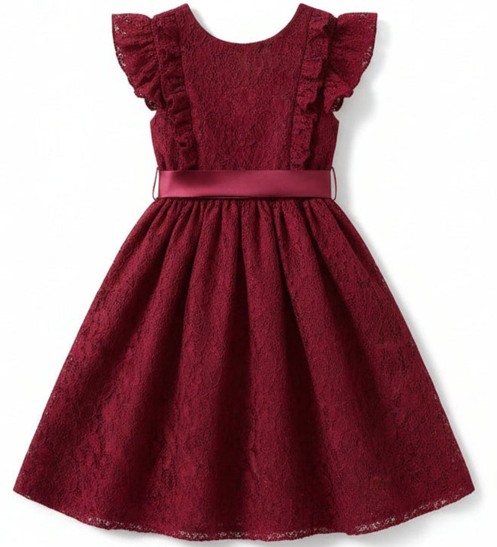 Feestjurkje van kant met satijnen riempje. In diverse kleuren leverbaar