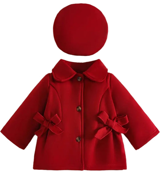 Jas met strikjes op het voorpand met bijpassend baret wijnrood